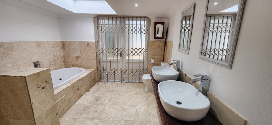 To Let 3 Bedroom Property for Rent in Meadowridge Western Cape